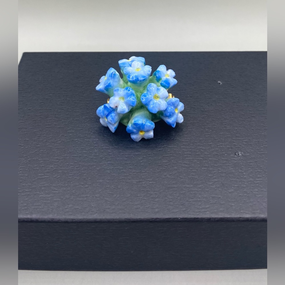 💙🌼Vintage English Ceramic Floral Brooch